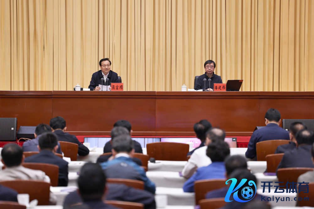 5月15日，自治区党委举行表面学习中心组（扩大）学习会，自治区党委秘书、东说念主大常委会主任梁言顺主理并言语。   宁夏新闻网 图